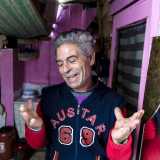 Giovanni mentre parla in cucina (foto di Gennaro Gargiulo)